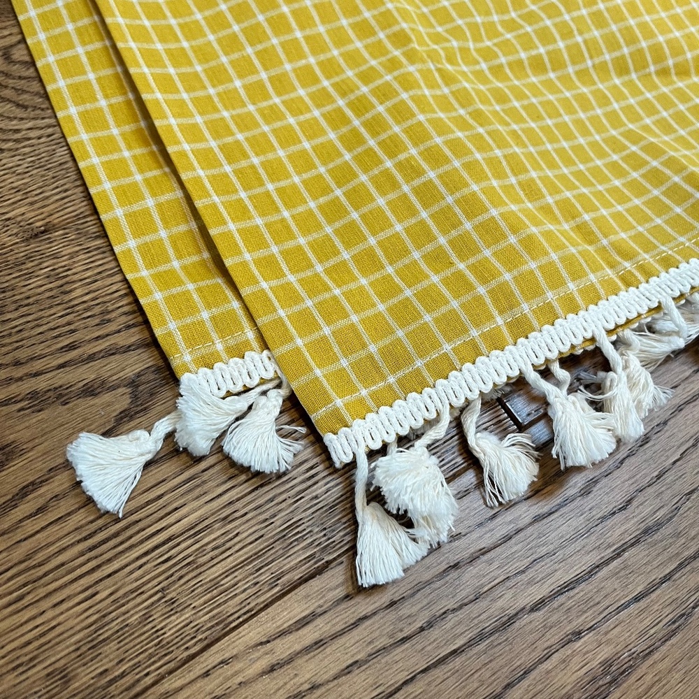 Yellow Grid-Pattern Tablecloth with Fringe - Picture 3 of 3